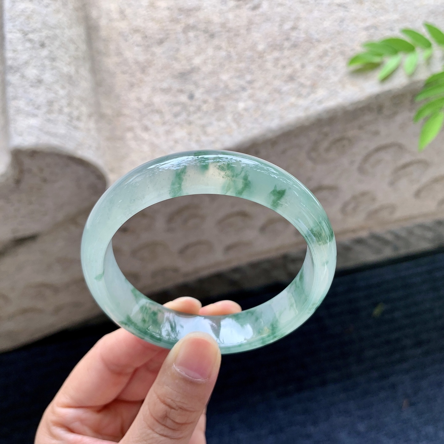 正圈55 56，圈口56.3/14/7.5，编码Q5073052，冰种飘花，清透，水润，种老，细腻，无裂。