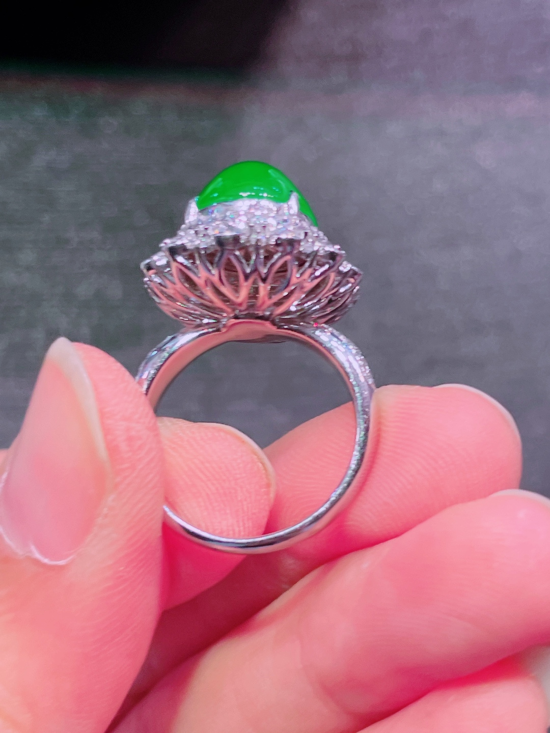 高冰绿蛋面戒指 晶莹剔透，新颖时尚，品相，13-10.5-7