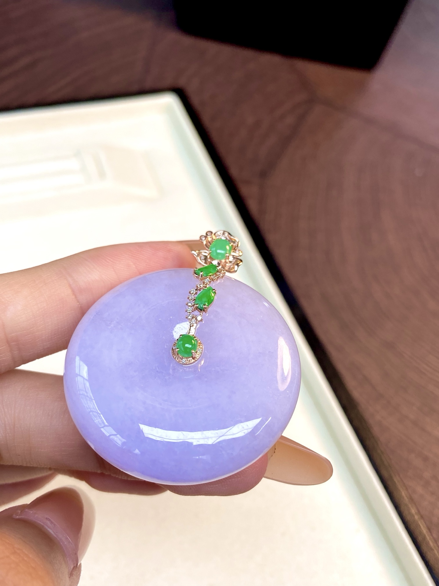 冰紫平安扣吊坠，紫气东来，温润且细腻，佩戴上身婉约显贵气：47.6，裸石：37.7-12.2mm，无裂。