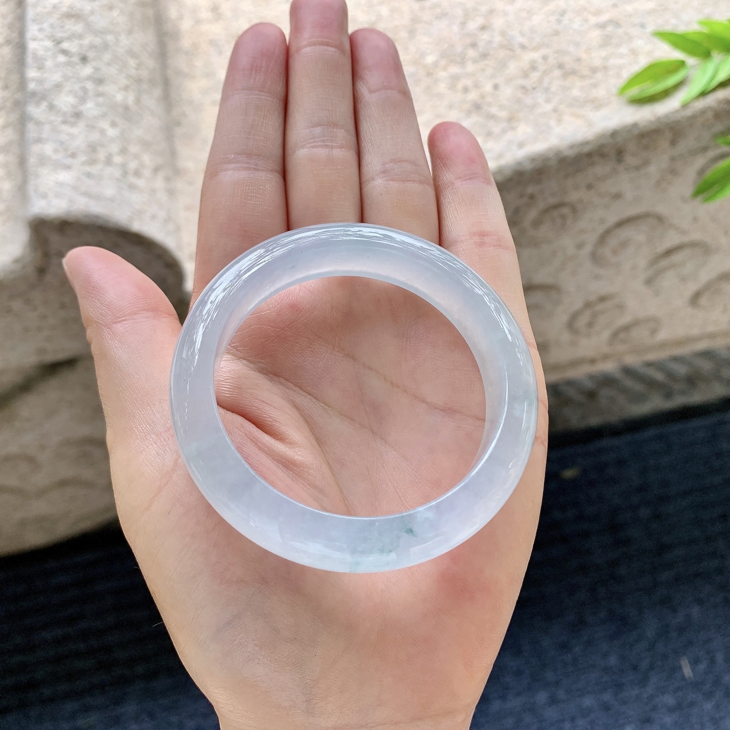 正圈49 50，圈口50.2/11.8/8，编码DZ080111，描述冰糯飘花，清透，水润，种老，细腻，有纹线