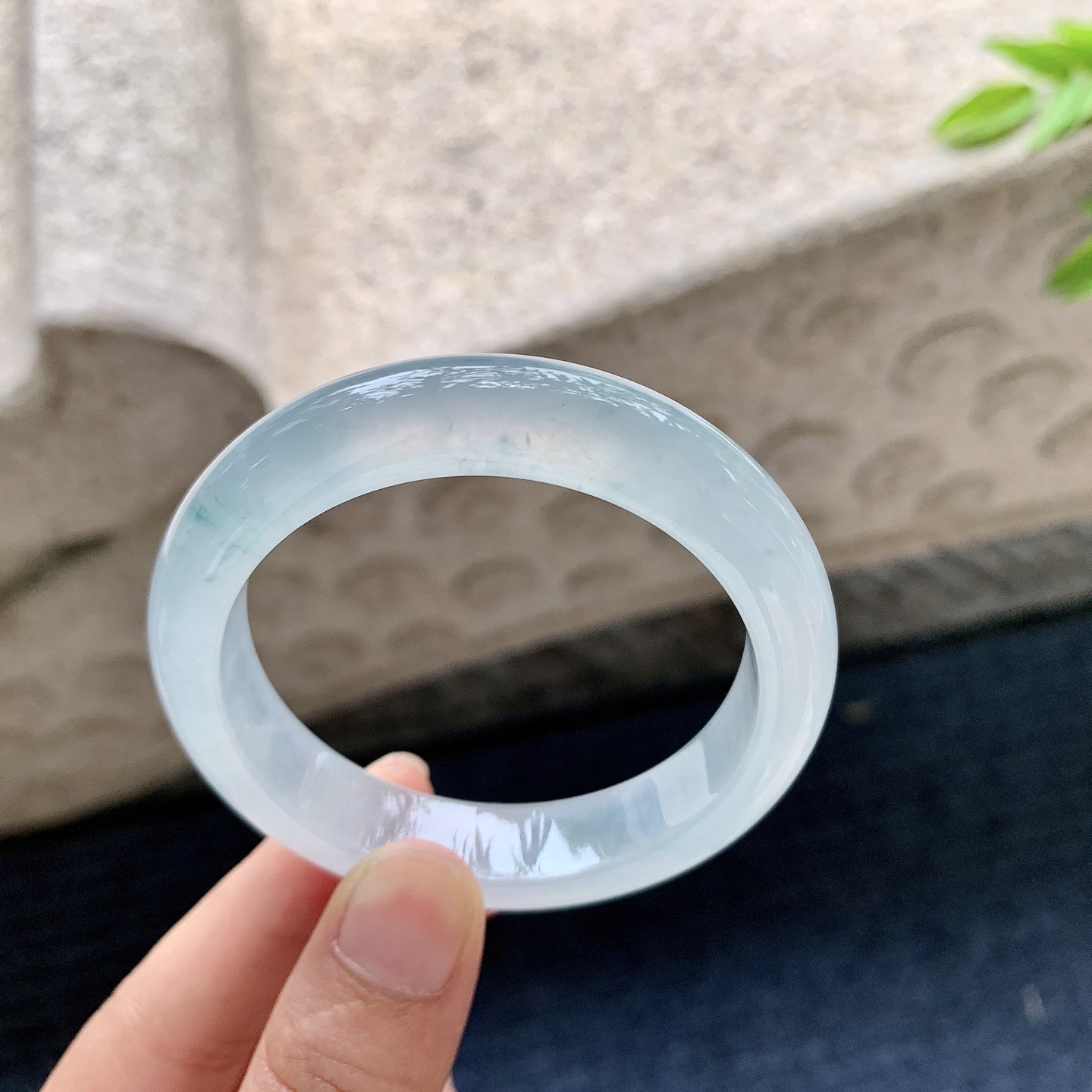 正圈49 50，圈口50.2/11.8/8，编码DZ080111，描述冰糯飘花，清透，水润，种老，细腻，有纹线
