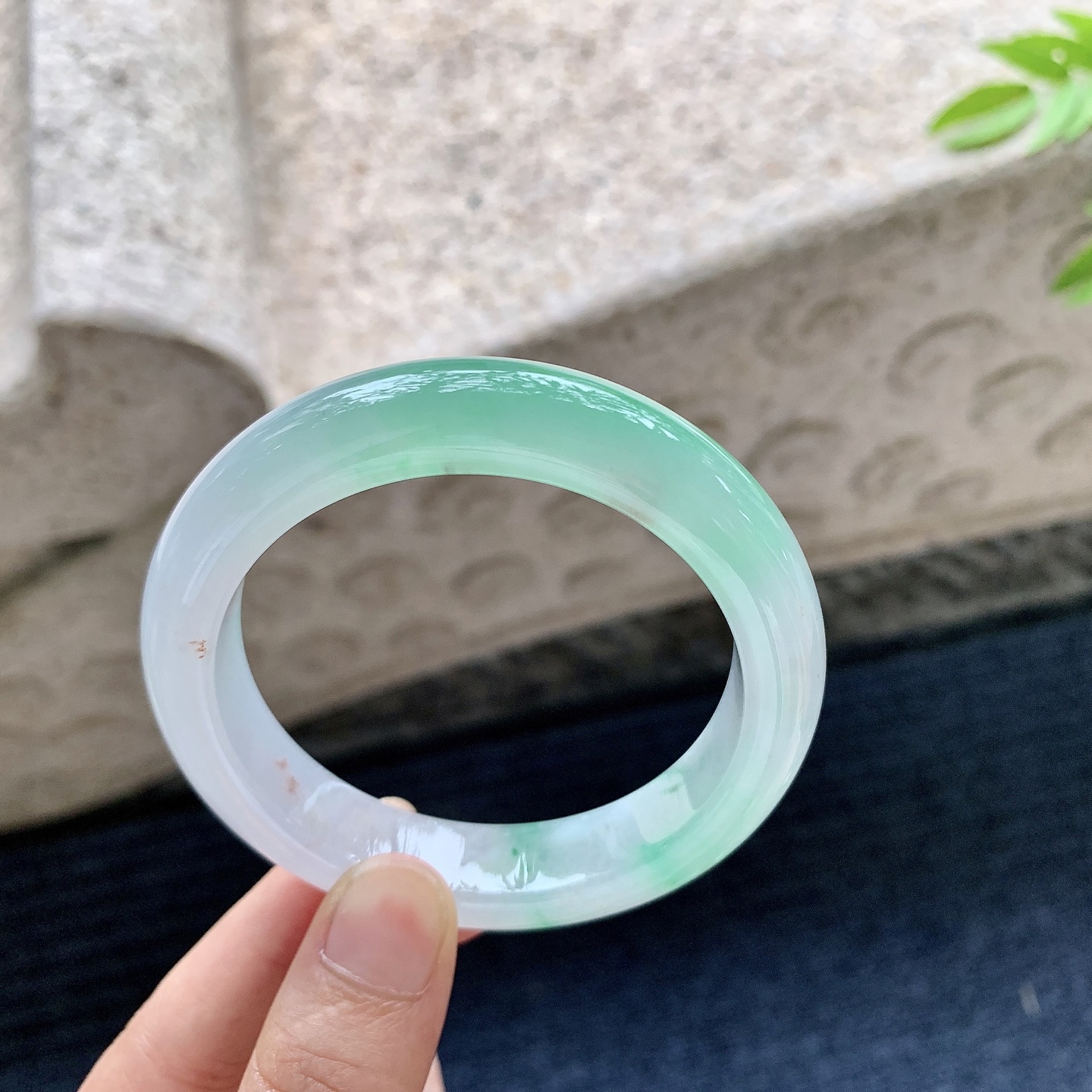 正圈53 54，圈口54.6/12.6/9，编码B2080106，描述冰糯飘阳绿，水润，种老，细腻，打灯有絮线