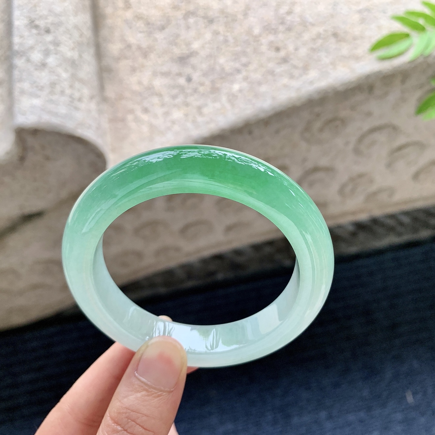 正圈54 55，圈口55.7/12.2/9.7，编码XY080124，冰糯阳绿，水润，种老，细腻，无裂