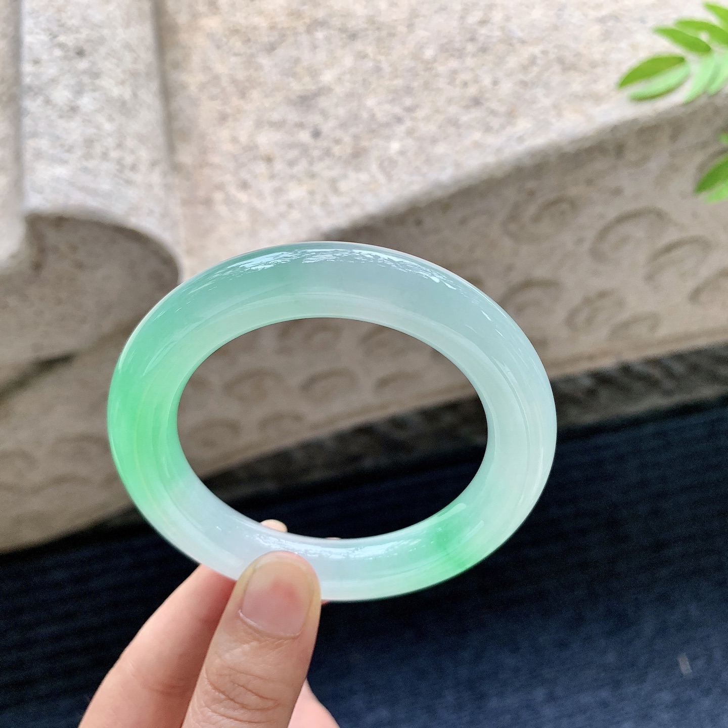 圆条54 55，圈口55.5/11.5/11.4，编码GN080132，冰糯阳绿，水润，种老，细腻，无裂。