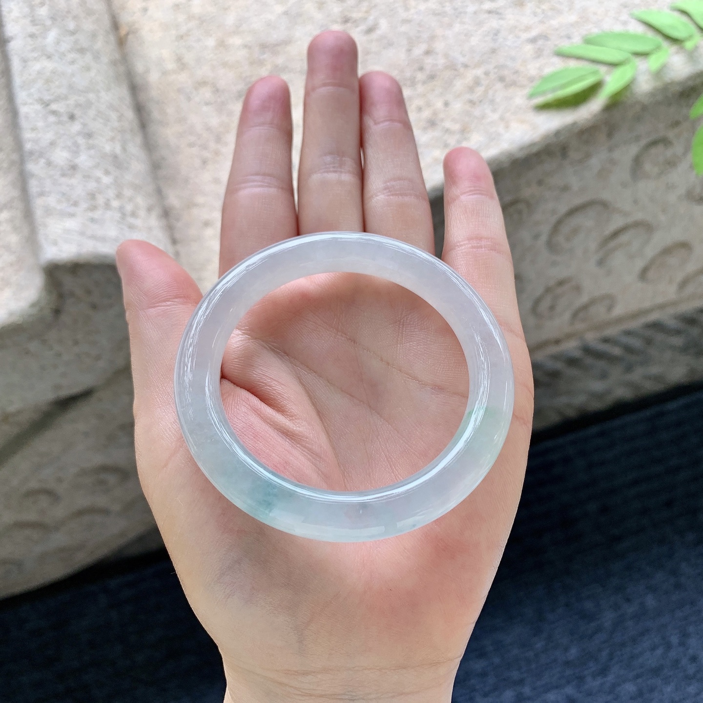 圆条55 56，圈口51/8.8/9，编码B2071762，描述：糯冰飘绿，水润，种老，细腻，有棉絮