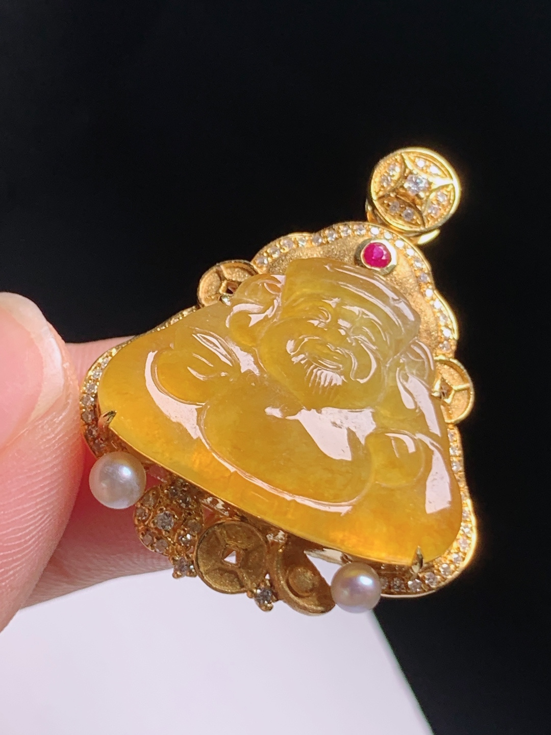 黄翡财神爷吊坠，暖透雕工喜庆，金饰珍珠点缀招财纳福，裸石17.2-23.2-2.931.9-25.9-8.2