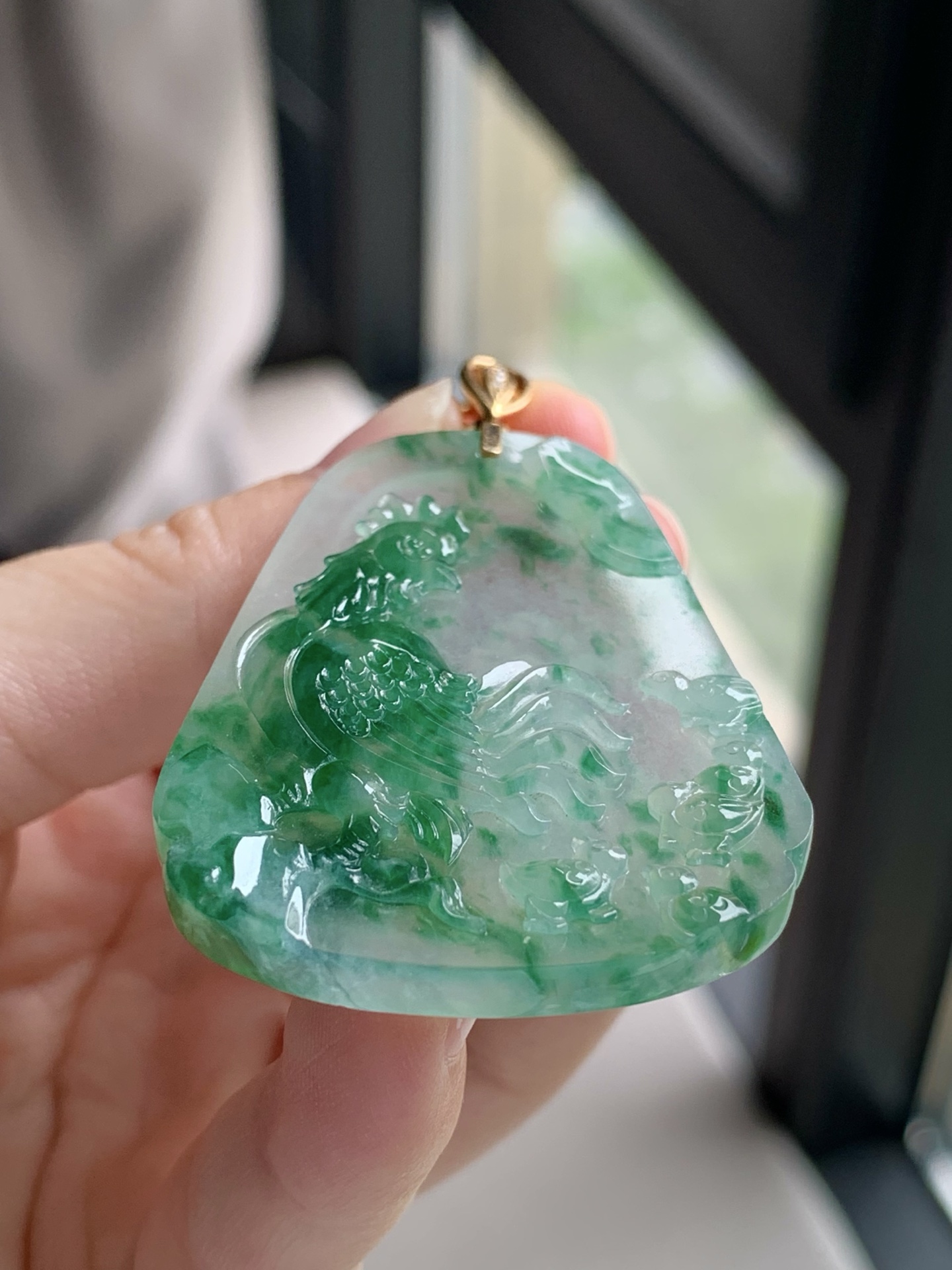 【18k金镶嵌生肖鸡牌吊坠】飘花灵动，种老细腻形体佳尺寸：成品：56.5*36*5.6，裸石：45.
