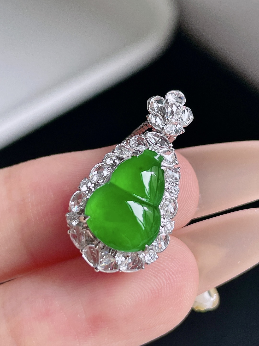️ 冰种阳绿葫芦 色泽鲜艳 种老水润 18k金镶嵌 整体 24.2/12.5/9.7 裸石 11.9/8.7