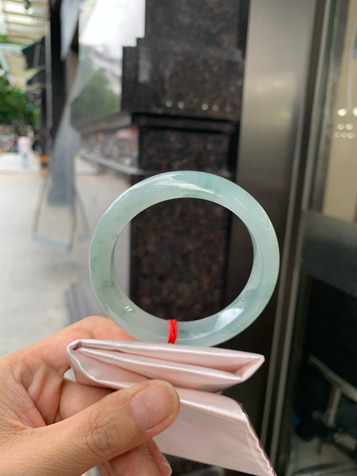 冰飘花正圈
55.8-8.4-13
打灯棉纹，底妆冰润细腻，碎花灵动像是被风吹散的蓝墨水，恰似春夜星河落入腕间