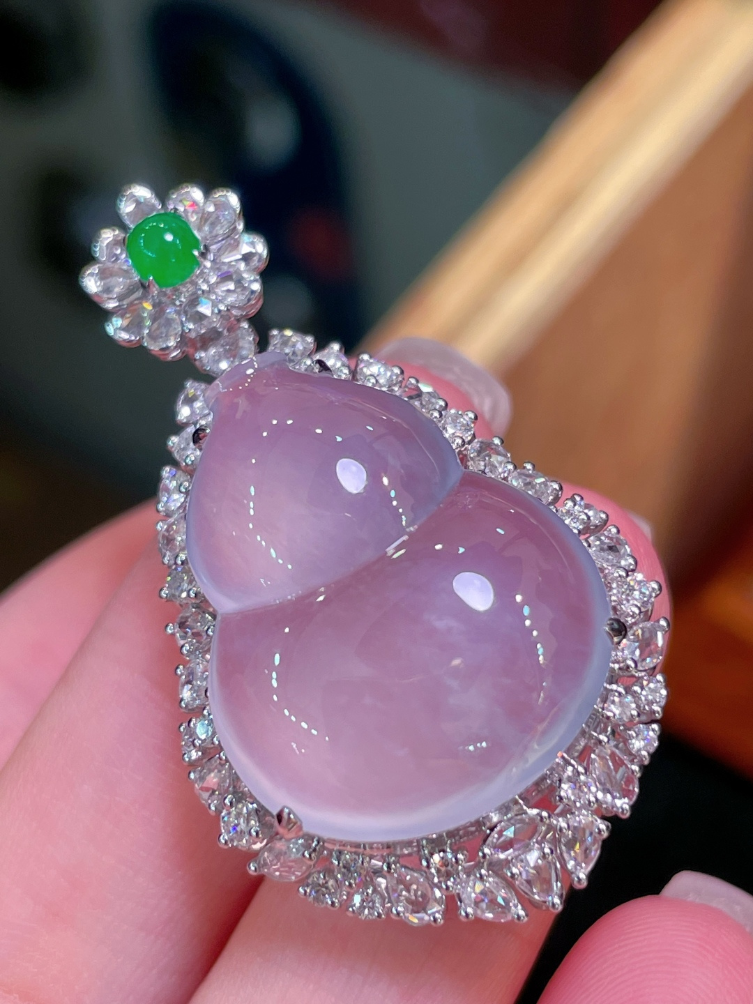 ️翡翠A货 葫芦吊坠，冰种起光，料子冰润细腻，种老起光，18k金镶真钻，上身佩戴效果很好，尺寸如图，41.2-23.6-13.2