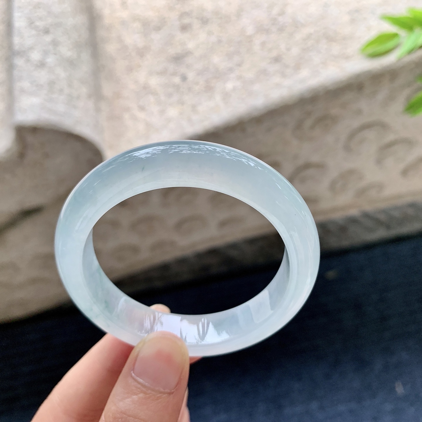 正圈49 50，圈口50.2/11.8/8，编码DZ080111，描述冰糯飘花，清透，水润，种老，细腻，有纹线