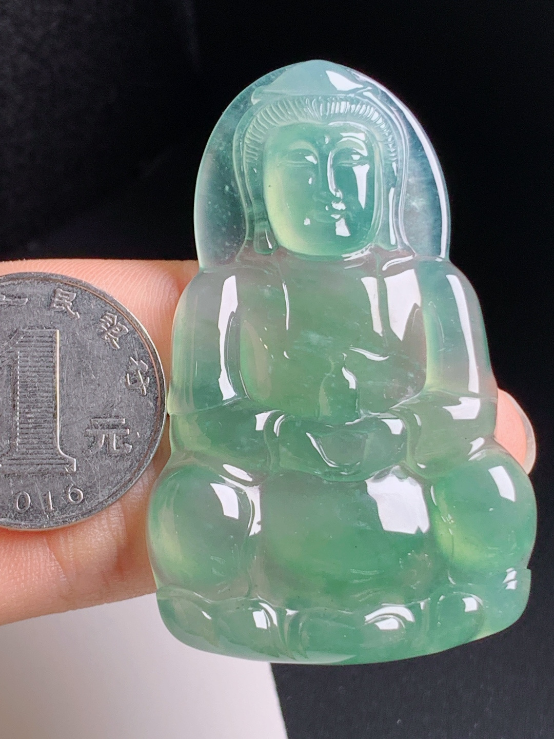 高冰湖水绿观音，种水通透胶感十足，雕工端庄肃穆