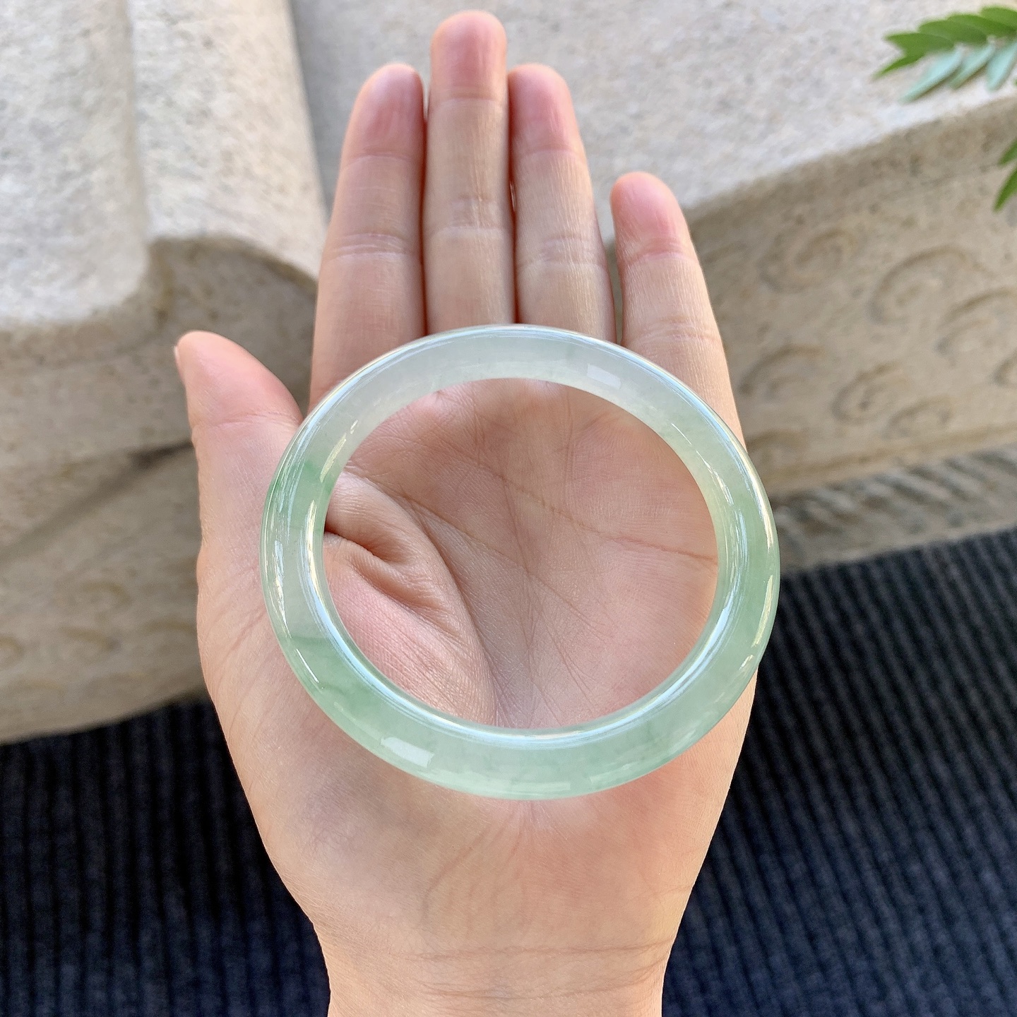 圆条54 55，圈口55.3/8/8.3，编码Q5073198，描述冰糯飘绿，清透，水润，种老，细腻，无裂。
