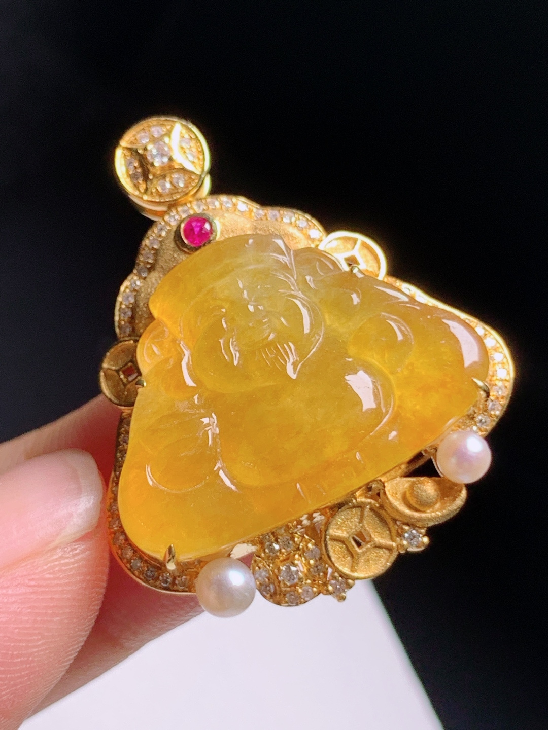 黄翡财神爷吊坠，暖透雕工喜庆，金饰珍珠点缀招财纳福，裸石17.2-23.2-2.931.9-25.9-8.2