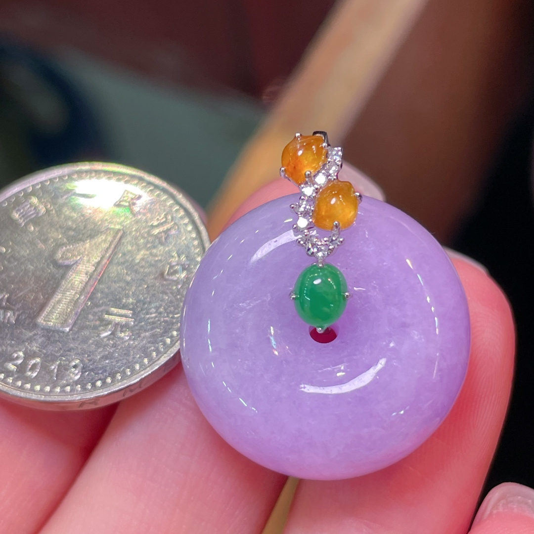 ️翡翠A货 平安扣吊坠，满色，料子冰润细腻，种老起光，18k金镶真钻，上身佩戴效果很好，尺寸如图，21.5-21.2-9.6