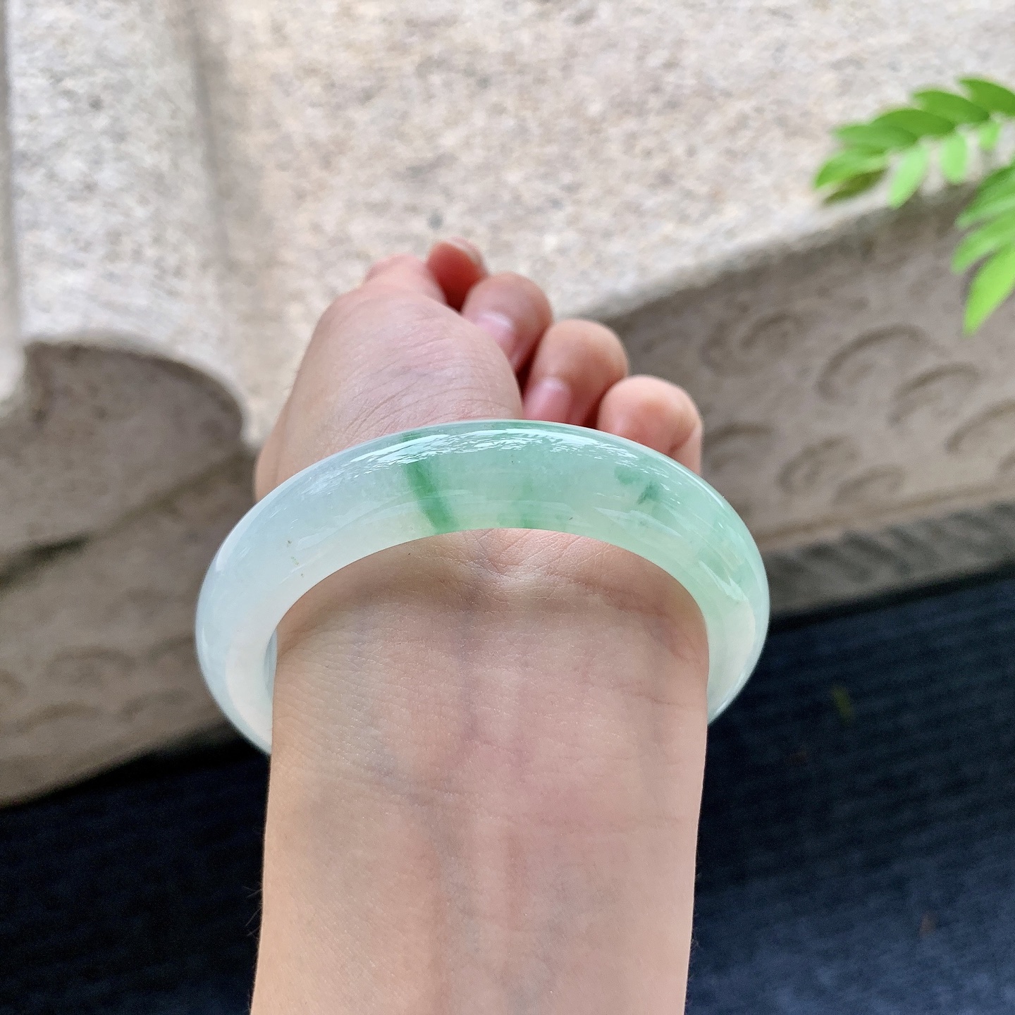 正圈54 55，圈口55.4/12.2/8.7，编码B2073005，描述冰糯飘绿，水润，种老，细腻，打灯有纹线