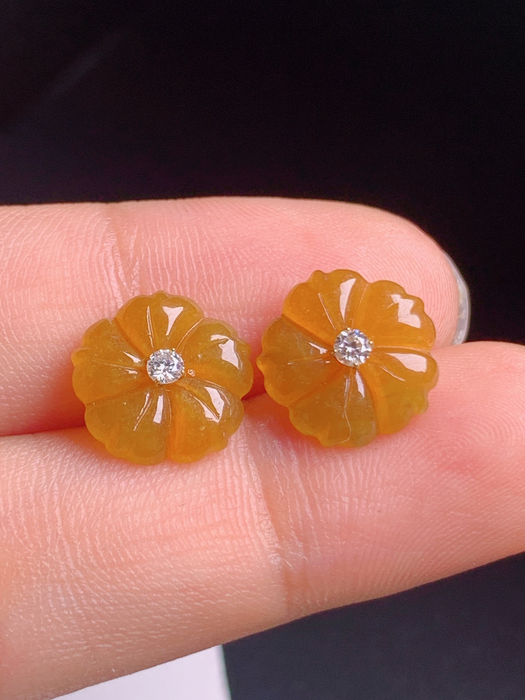 ️ 黄翡小花耳钉，色调明艳雕工精致，小巧耐看