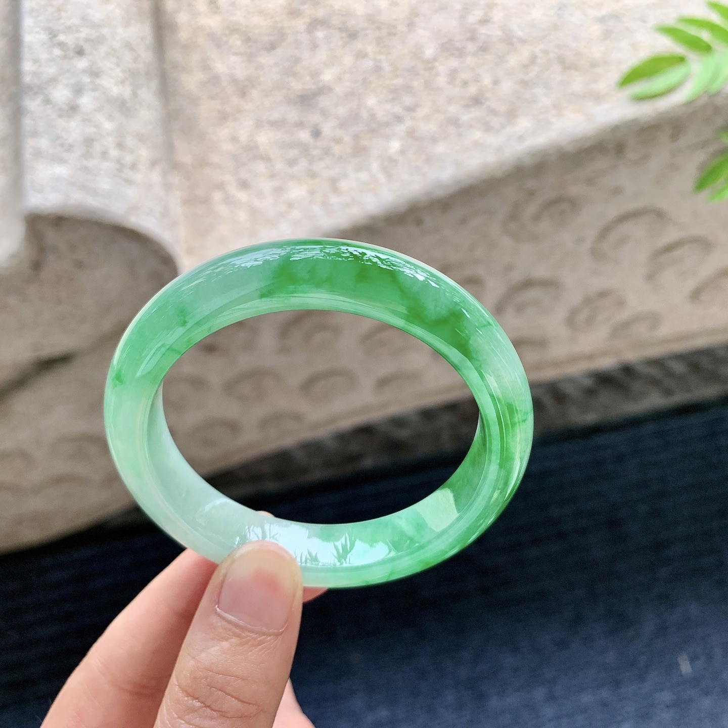 正圈52 53，圈口53/11.5/8.2，编码GN080136，描述冰糯辣绿，水润，种老，细腻，打灯有棉线