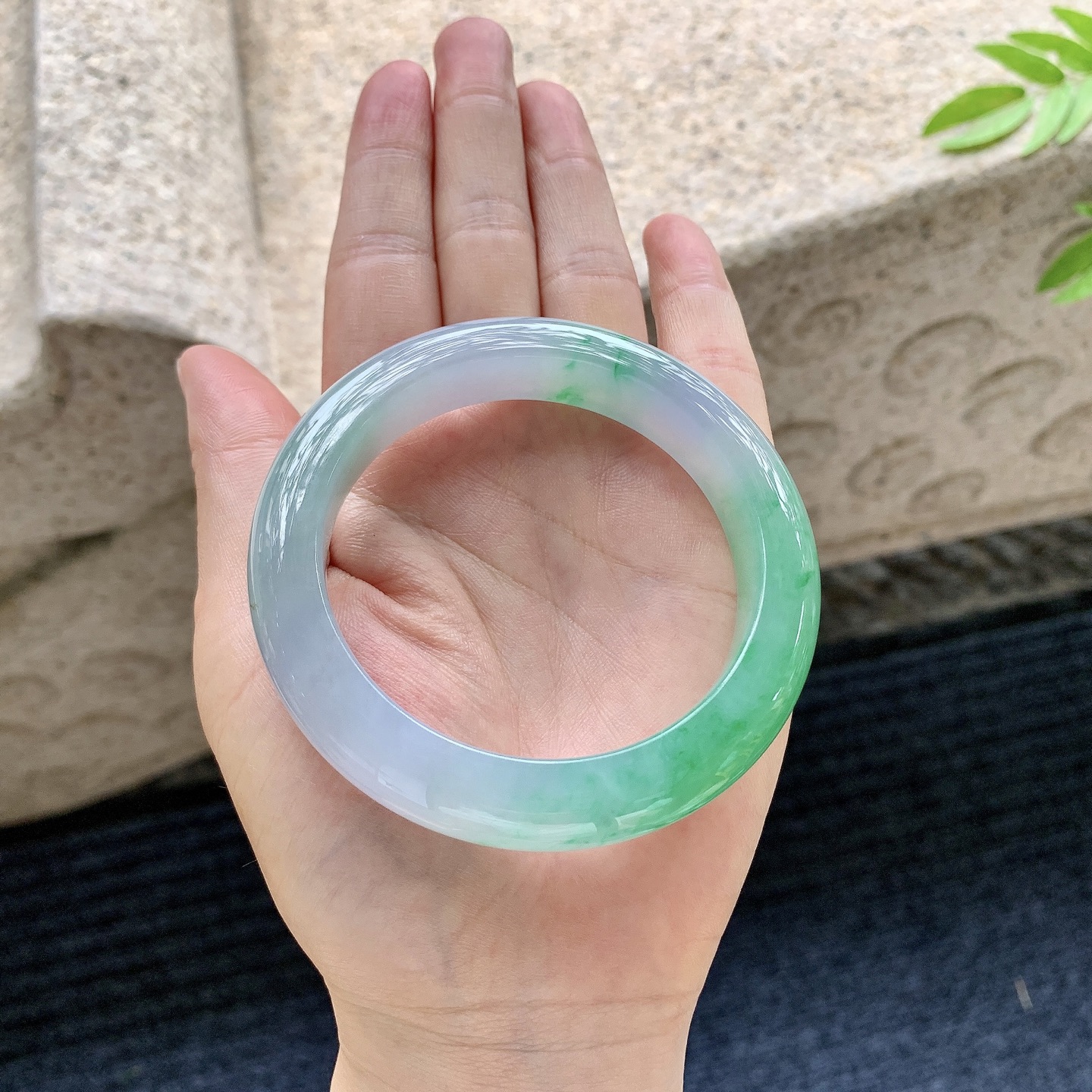正圈54 55，圈口55.8/12/9.9，编码XY080125，描述冰糯春彩，飘绿，水润，种老，细腻，无裂。
