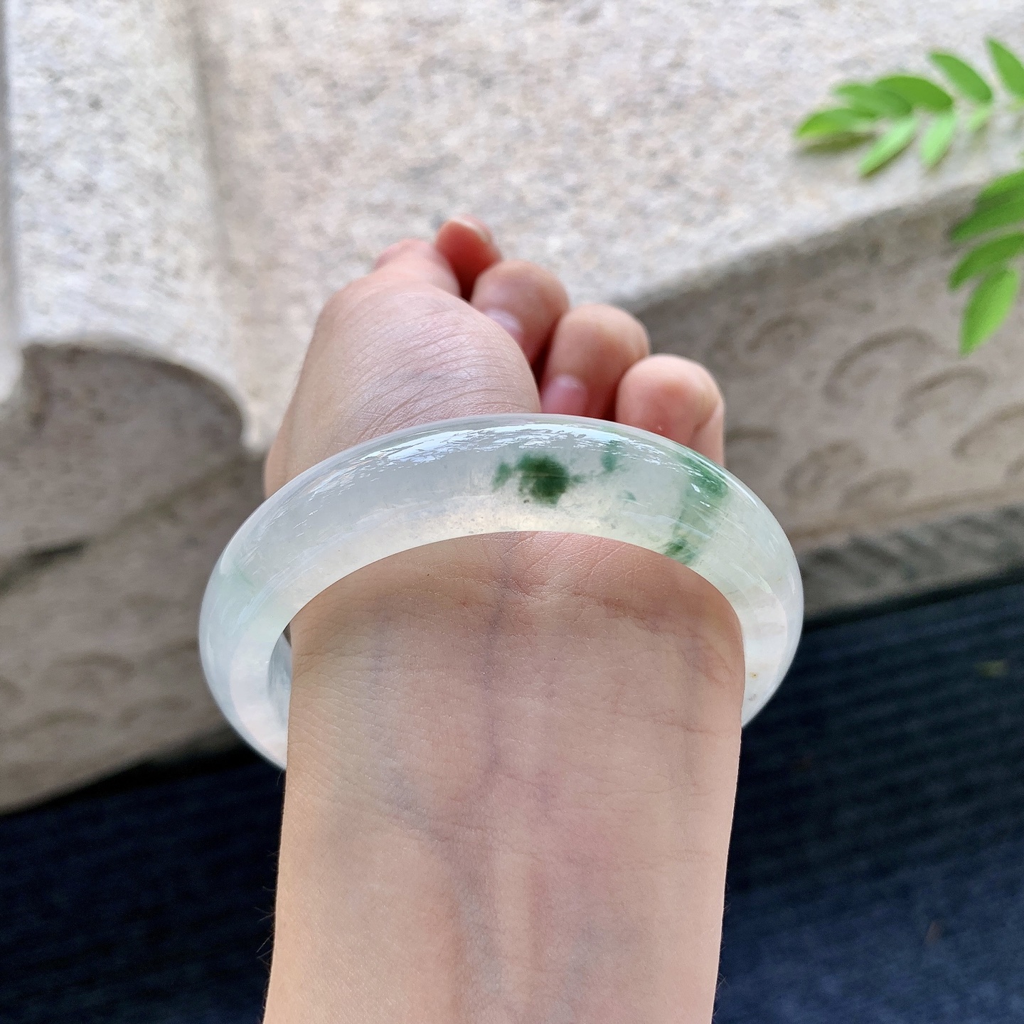 正圈56 57，圈口57/13/8.2，编码BA073082，描述冰糯飘绿，清透，水润，种老，细腻，打灯有棉线