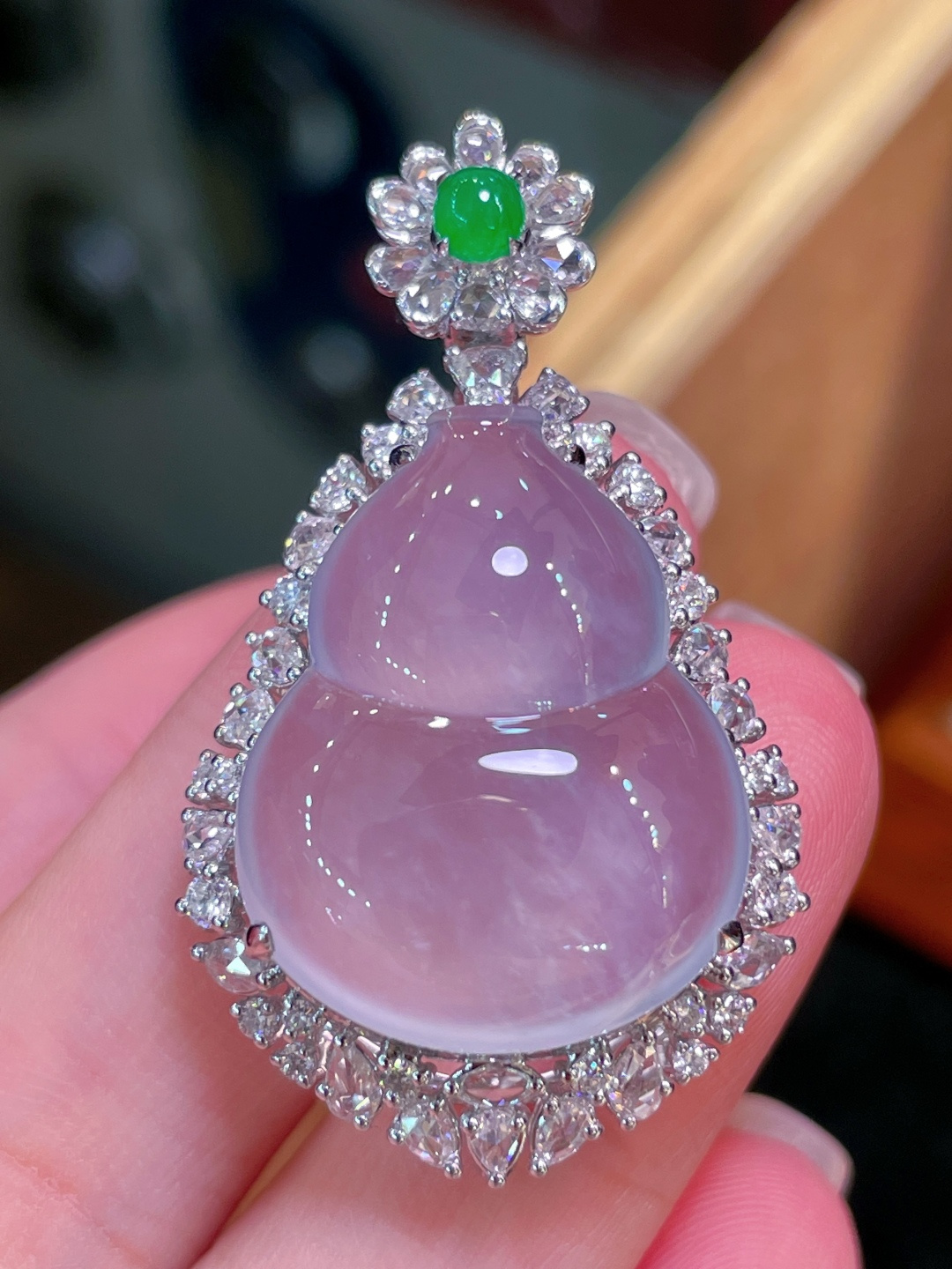 ️翡翠A货 葫芦吊坠，冰种起光，料子冰润细腻，种老起光，18k金镶真钻，上身佩戴效果很好，尺寸如