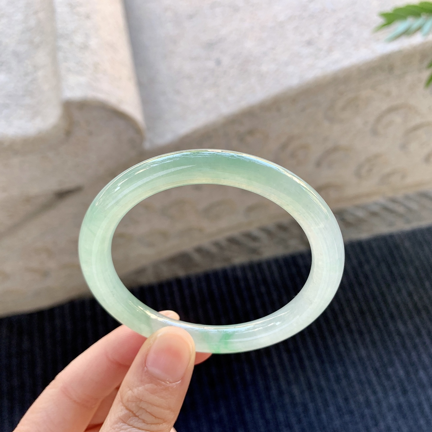 圆条54 55，圈口55.3/8/8.3，编码Q5073198，描述冰糯飘绿，清透，水润，种老，细腻，无裂。
