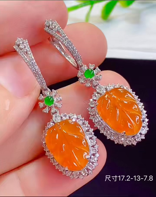18k金+钻玻璃种树叶耳坠，饱满细腻晶莹剔透，实物非常漂亮，性比高，无裂，17.2-13-7.8