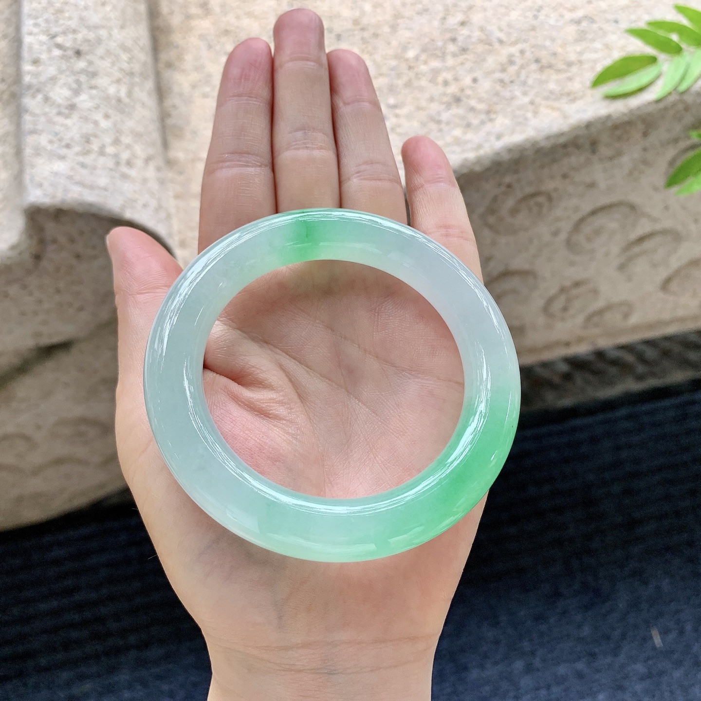 圆条54 55，圈口55.5/11.5/11.4，编码GN080132，冰糯阳绿，水润，种老，细腻，无裂。