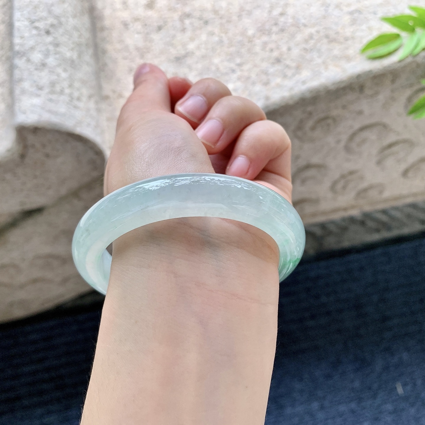 正圈56 57，圈口57.4/11.7/9.1，编码DJ080121，冰糯飘绿，水润，种老，细腻，打灯有絮线