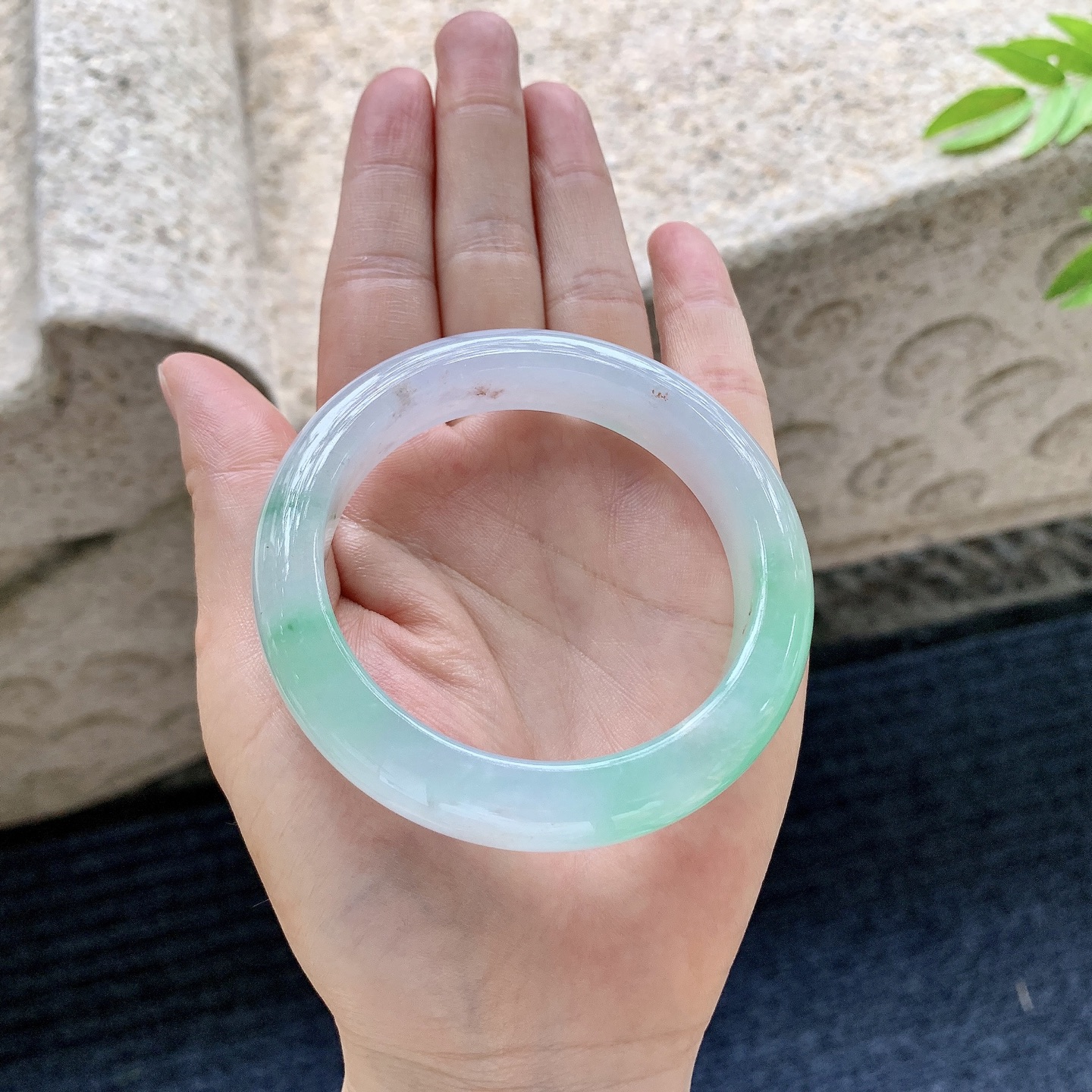 正圈53 54，圈口54.6/12.6/9，编码B2080106，描述冰糯飘阳绿，水润，种老，细腻，打灯有絮线