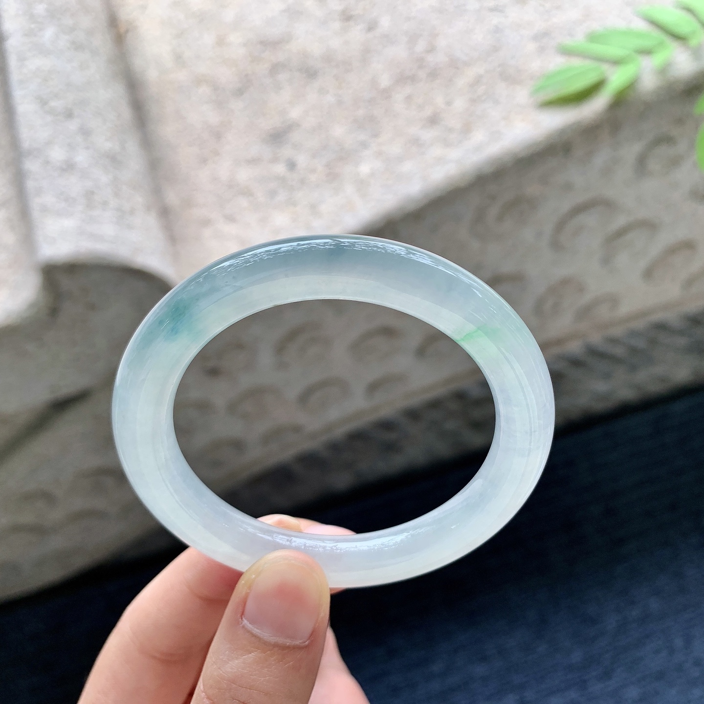 圆条55 56，圈口51/8.8/9，编码B2071762，描述：糯冰飘绿，水润，种老，细腻，有棉絮