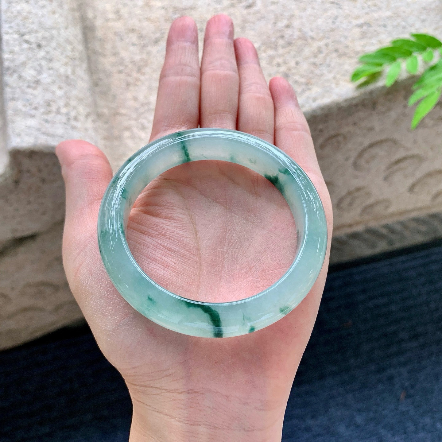 正圈54 55
【圈口】54.6/12/8.3
【描述】冰糯飘花，水润，种老，细腻，打灯有纹线！