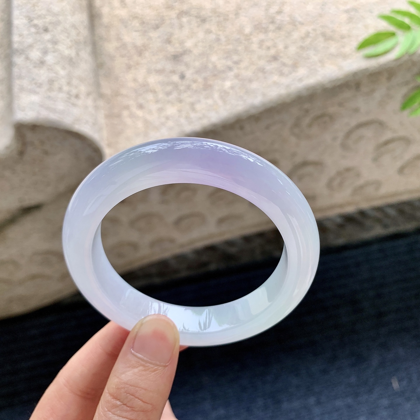 正圈54 55，圈口55.6/11.7/9.7，编码GN080133，冰糯种，水润，种老，细腻，无裂。