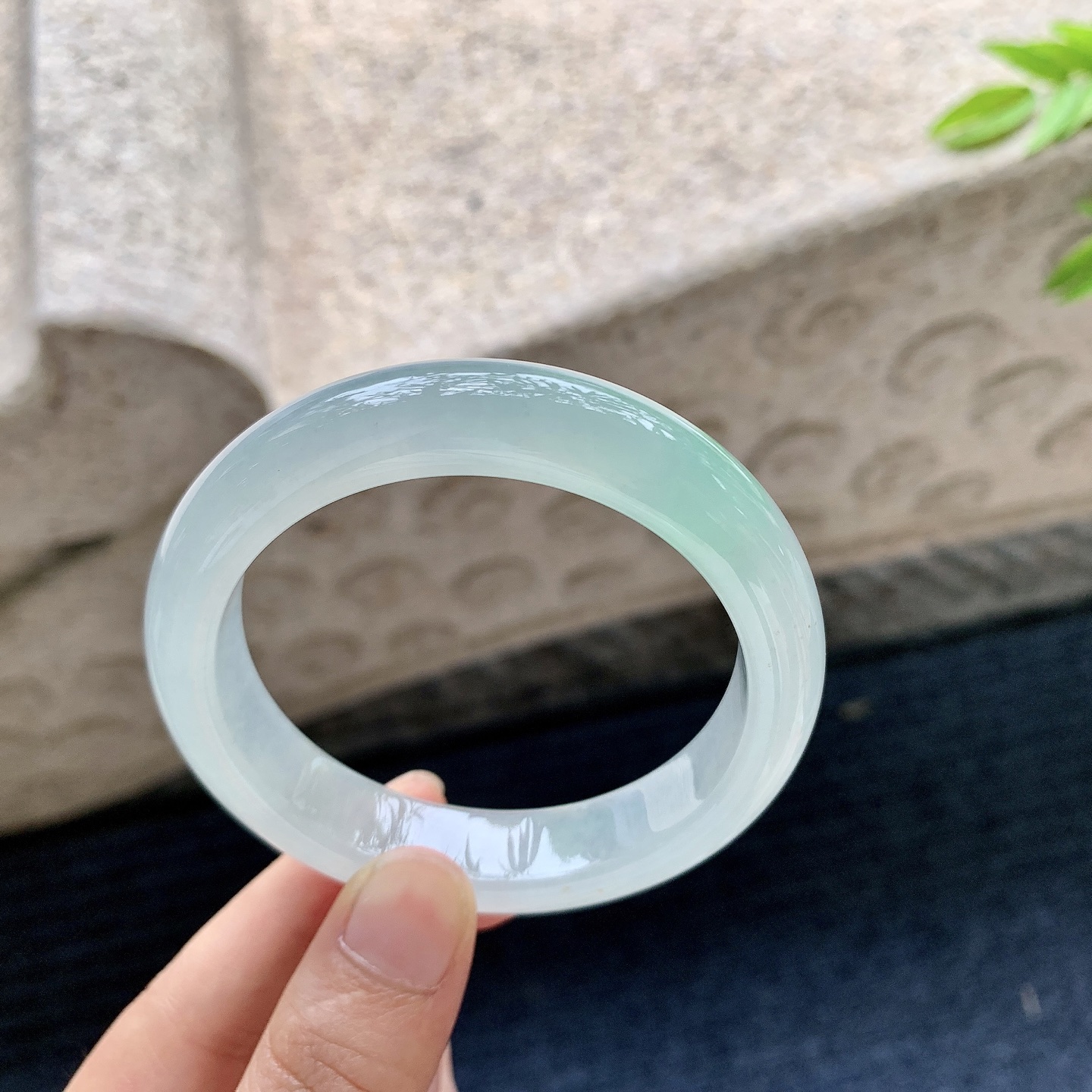 正圈53 54，圈口54.5/12.5/8.2，编码TB080139，冰糯飘绿，水润，种老，细腻，无裂。