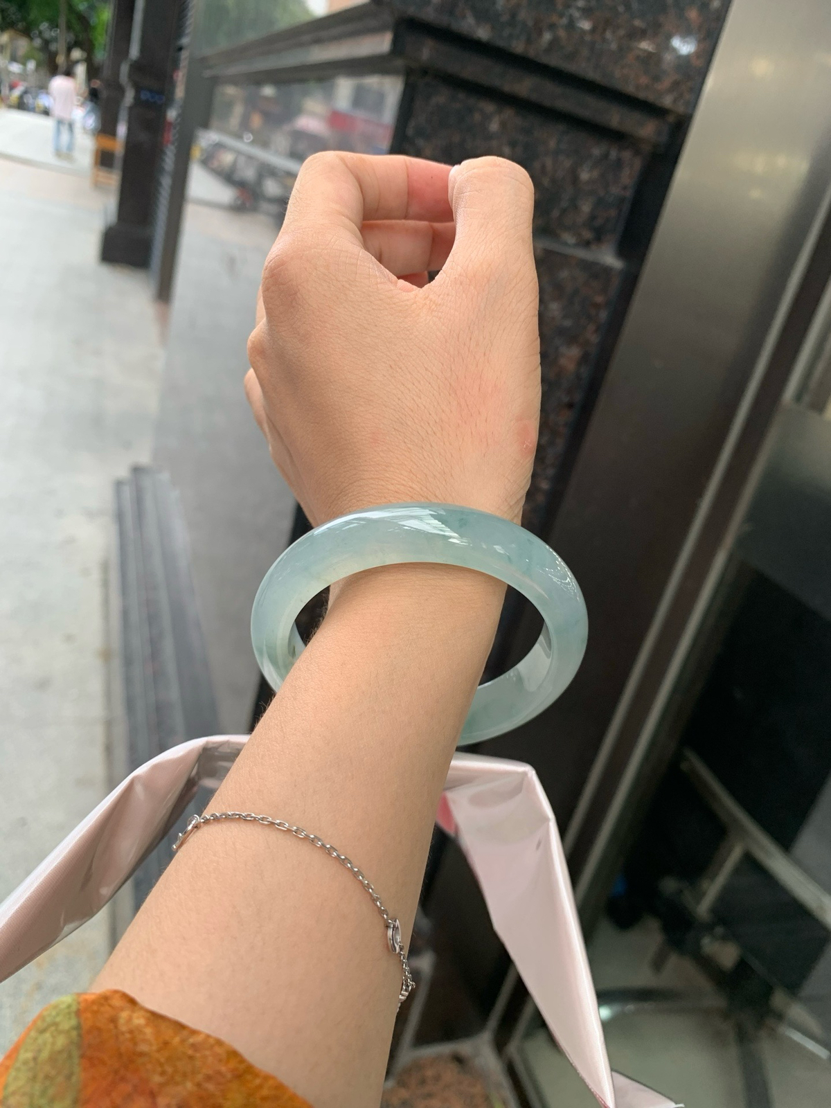 冰飘花正圈
55.8-8.4-13
打灯棉纹，底妆冰润细腻，碎花灵动像是被风吹散的蓝墨水，恰似春夜星河落入腕间