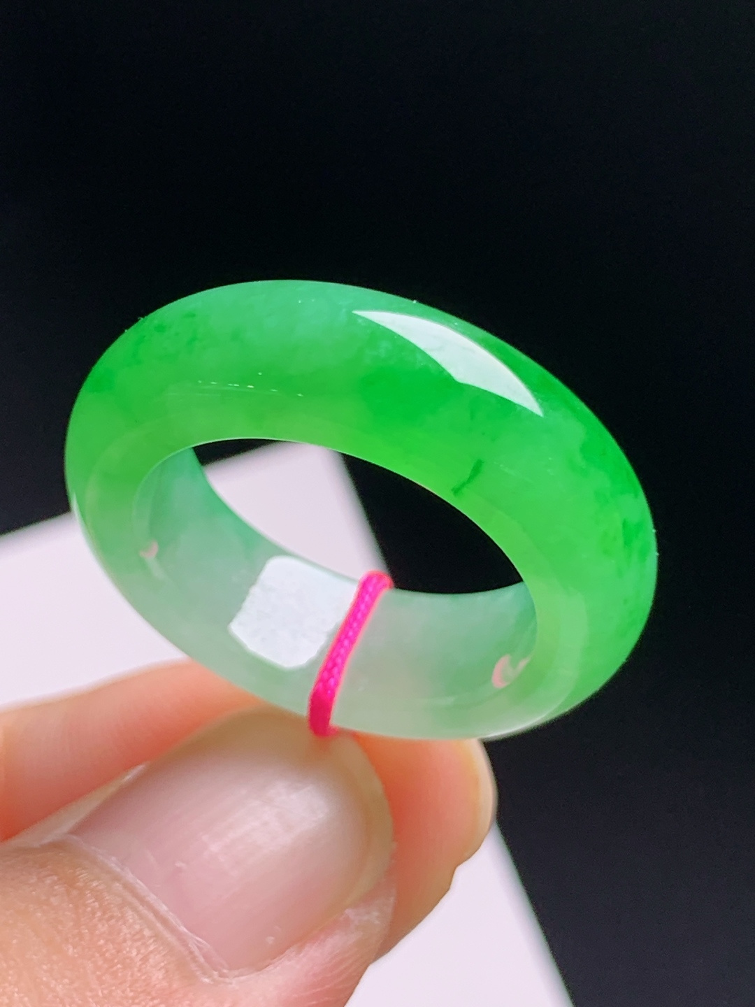 ️ 冰飘绿指环戒圈，翠色浓郁水头充盈，色泽明艳收藏佳品，裸石24.6-6.8-4.3，圈口14，110728