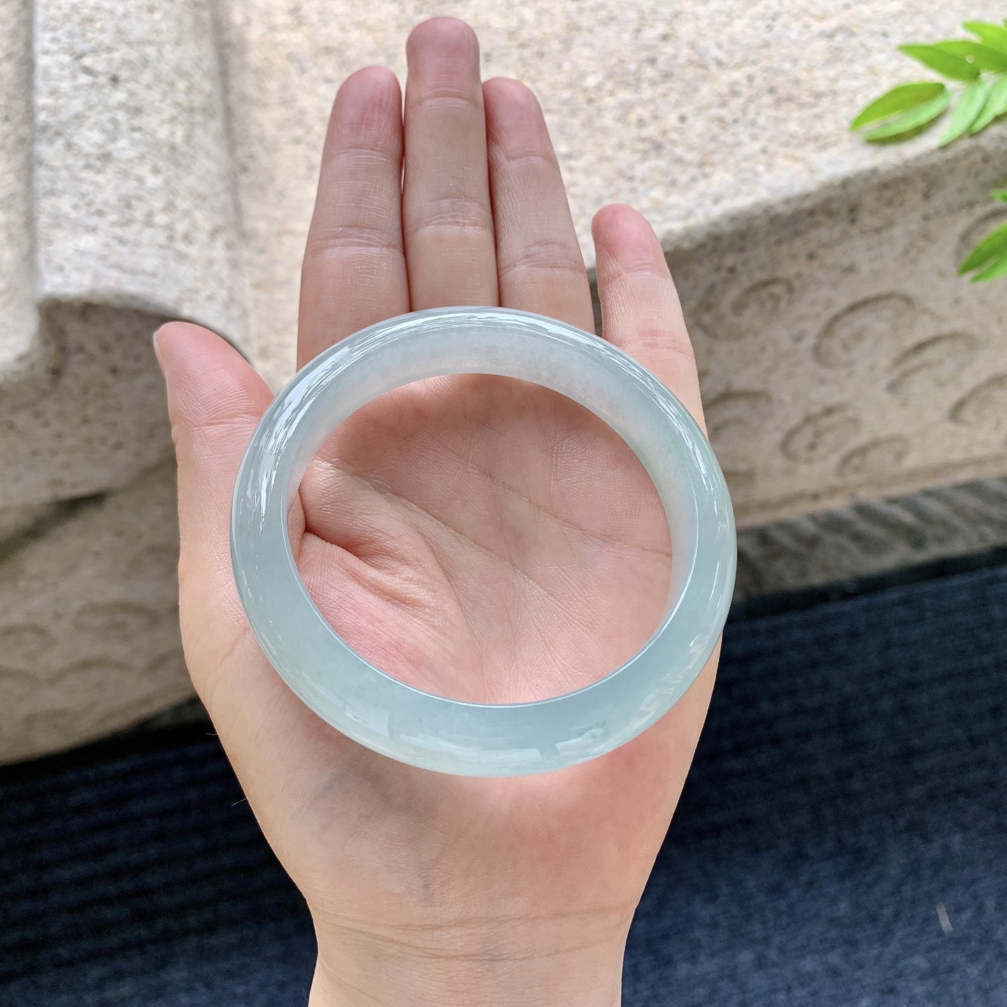 正圈57 58，圈口58/12.8/8.3，编码B2080103，描述冰糯晴绿、水润，种老，细腻，无裂。