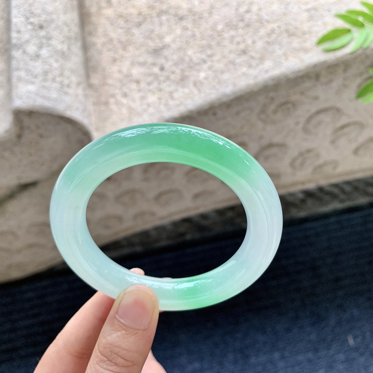圆条54 55，圈口55.5/11.5/11.4，编码GN080132，冰糯阳绿，水润，种老，细腻，无裂。