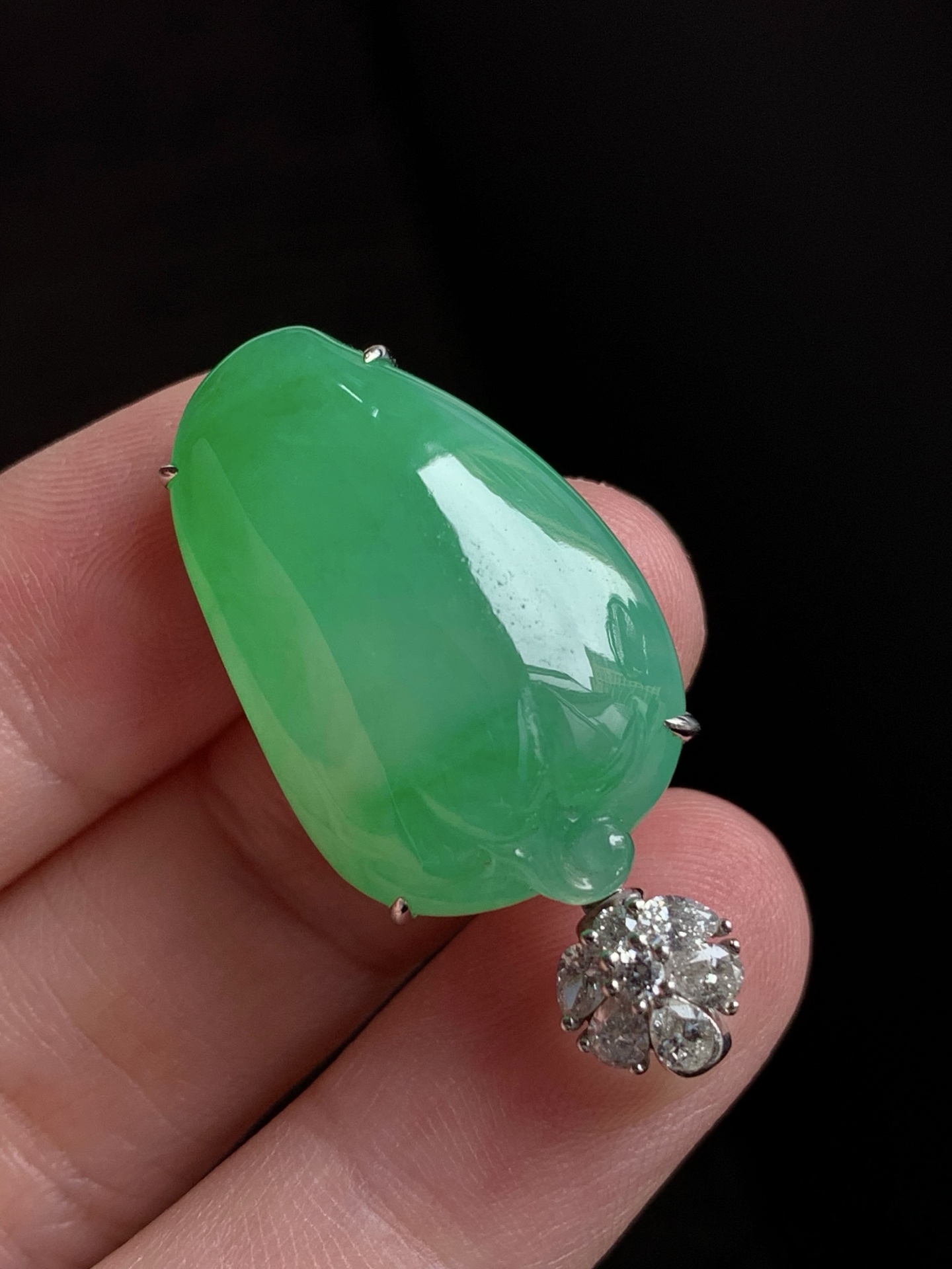 【18k金镶嵌福瓜吊坠】种老细腻，色阳浓郁起胶，尺寸：成品：32.7*15.8*8.8，裸石：25*16*5.7,a39731