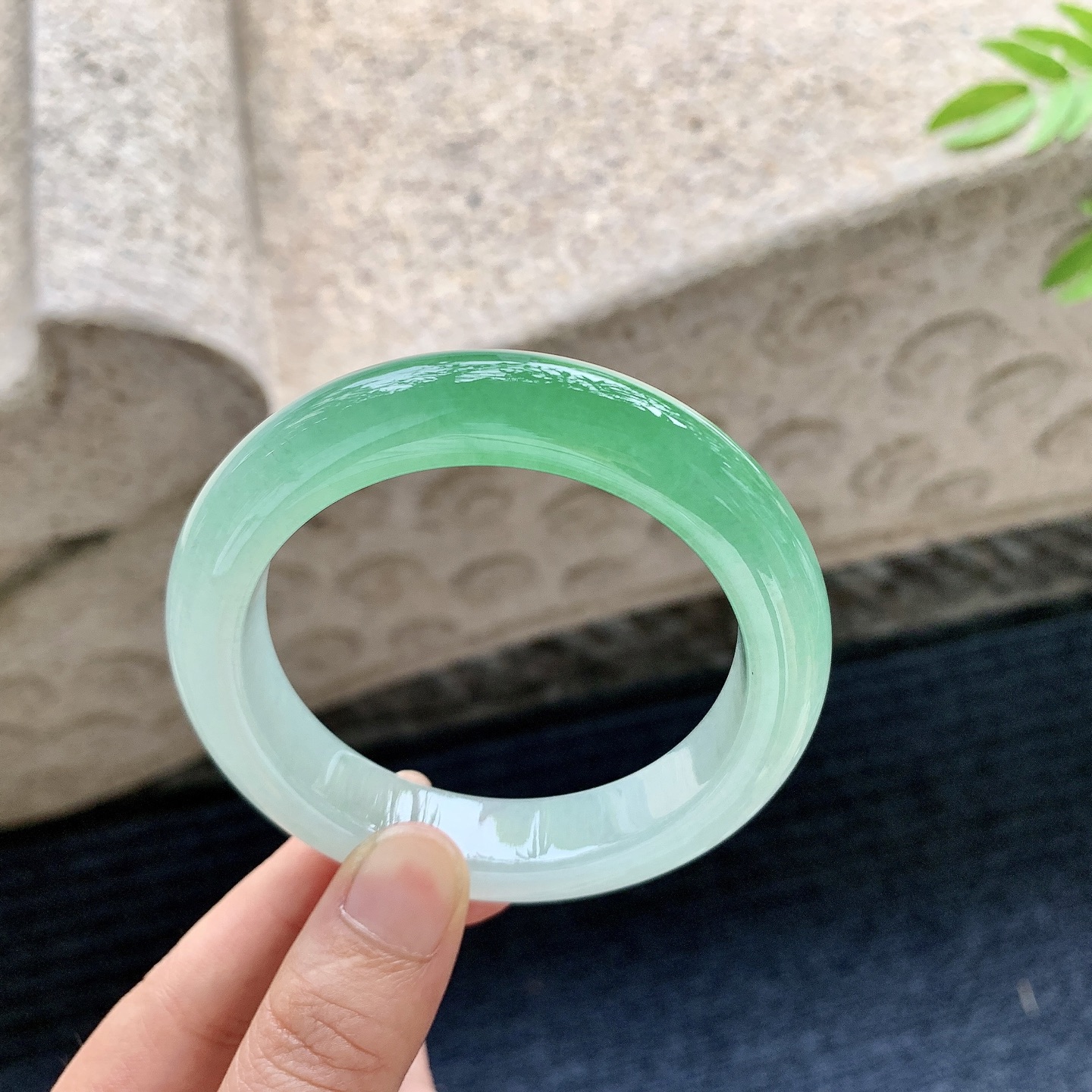正圈54 55，圈口55.7/12.2/9.7，编码XY080124，冰糯阳绿，水润，种老，细腻，无裂