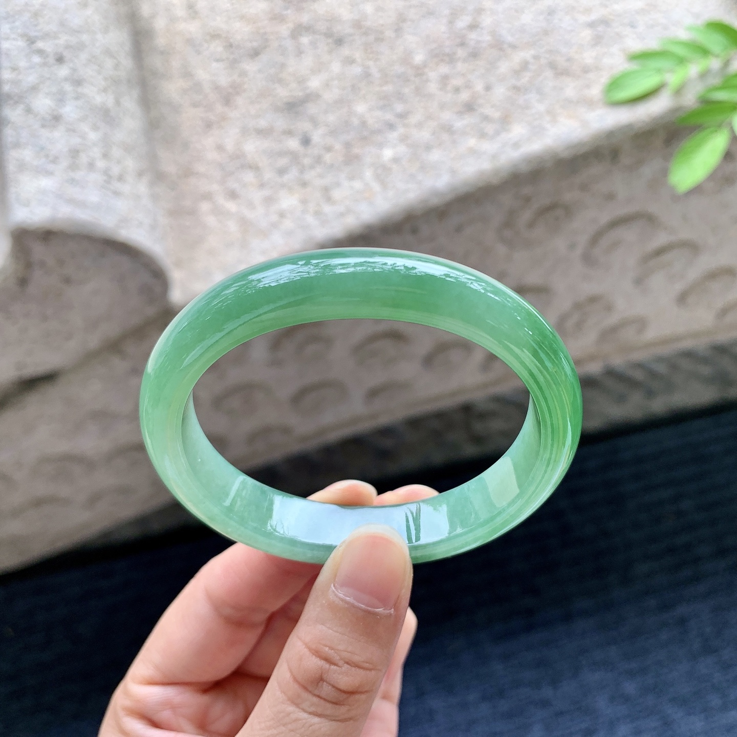 贵妃54 55，圈口55.4/48.4/11.7/7.3，编码AD073144，糯冰飘绿，水润，种老，细腻，无裂。