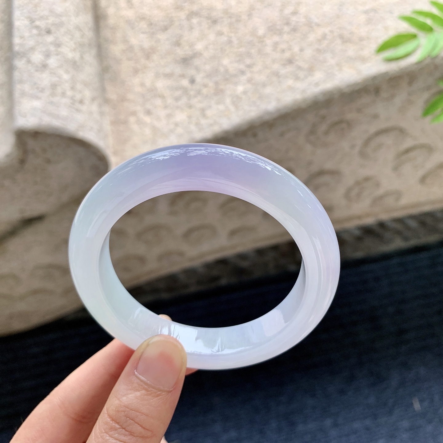 正圈54 55，圈口55.6/11.7/9.7，编码GN080133，冰糯种，水润，种老，细腻，无裂。