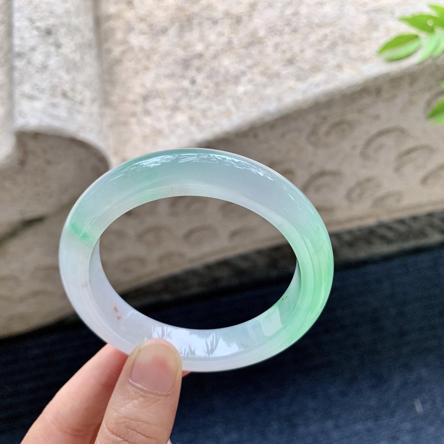 正圈53 54，圈口54.6/12.6/9，编码B2080106，描述冰糯飘阳绿，水润，种老，细腻，打灯有絮线