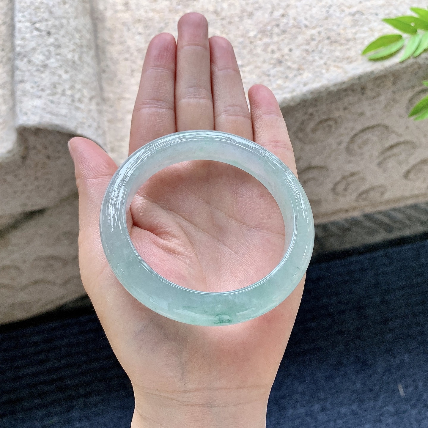 正圈56 57，圈口57.4/11.7/9.1，编码DJ080121，冰糯飘绿，水润，种老，细腻，打灯有絮线