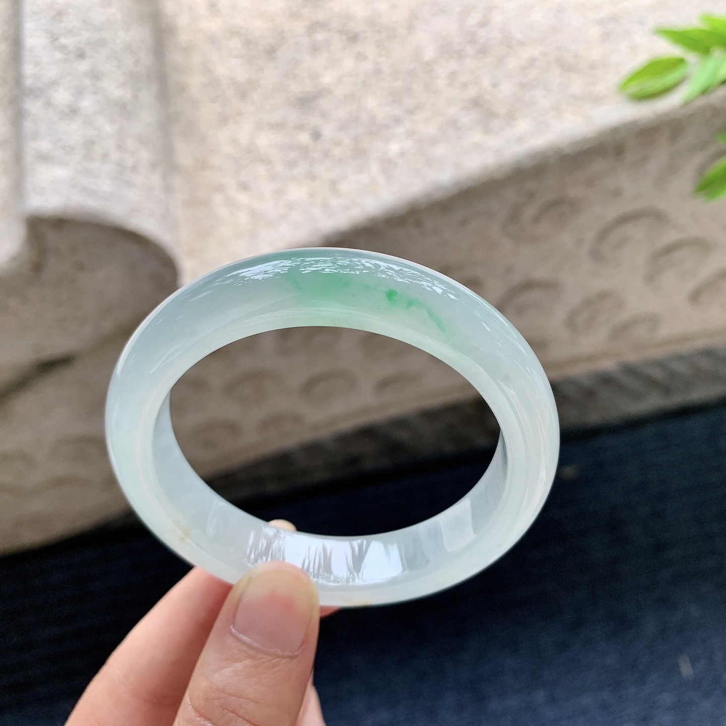正圈53 54，圈口54.5/12.5/8.2，编码TB080139，冰糯飘绿，水润，种老，细腻，无裂。