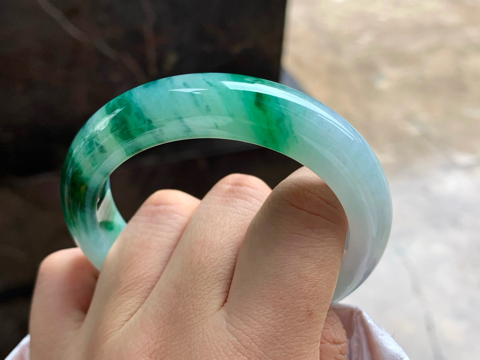 55.3-13.2-9.3
浓绿色手镯^_^鲜艳 细腻