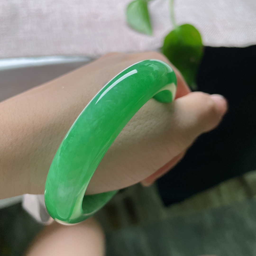 54.5/12.2/8.7，满绿正圈，一点皮纹，上手显贵大气，衬得肤色白皙红润，优雅端庄。ss56327a