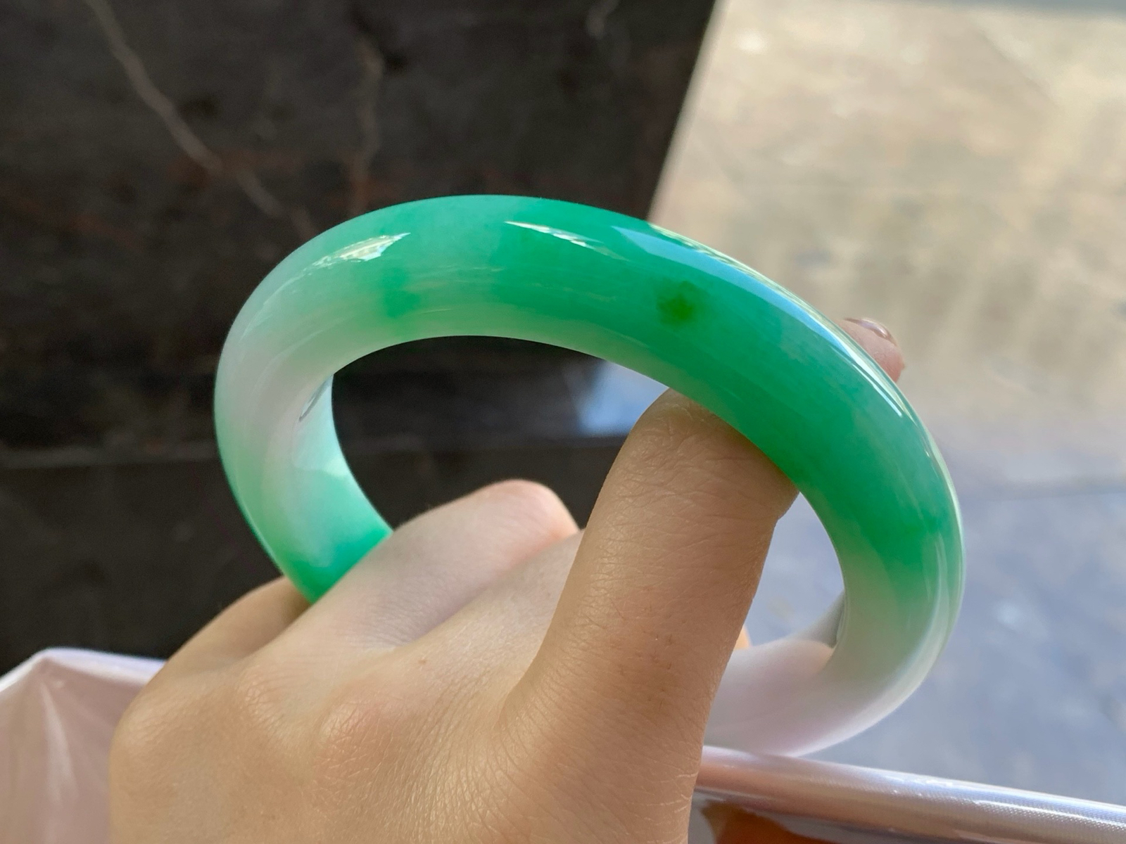 63-12.8-11.4
带色大圈口手镯^_^底子细腻 绿色浓郁大气