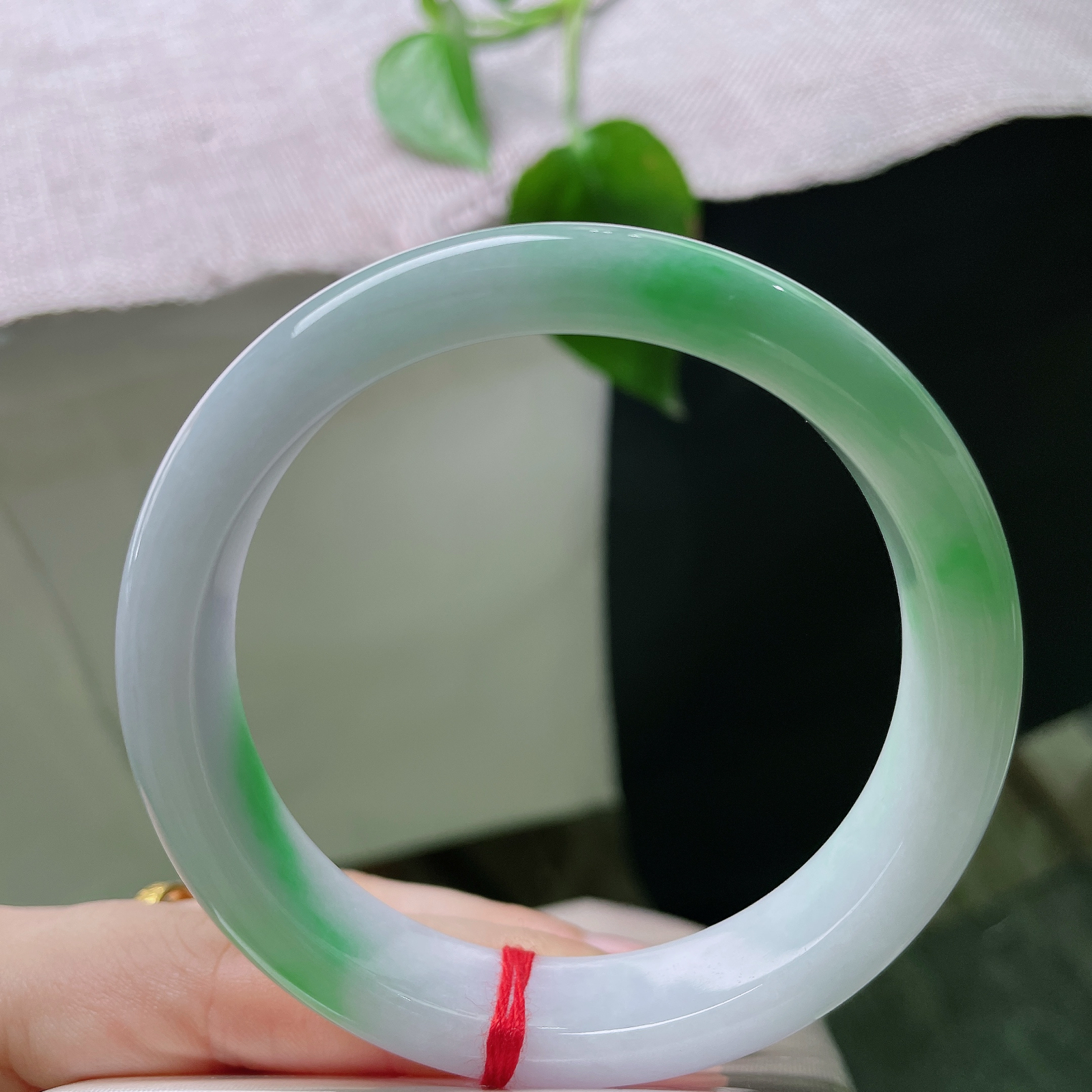 58.7/12.8/8.2，飘绿正圈，一点皮纹，飘绿分布错落有致，灵动雅致，寓意平安顺遂ss5644