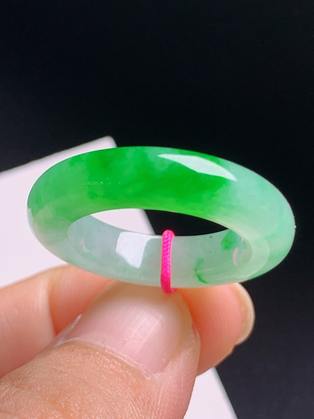 ️ 冰飘阳绿指环戒圈，色带鲜阳过渡自然，温润饱满贵气十足，裸石27.5-5.6-5，圈口17，11